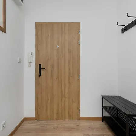 Large In Center On The Market With 3 Bedrooms And Balcony By Renters Lägenhet