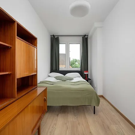 Large In Center On The Market With 3 Bedrooms And Balcony By Renters Lägenhet