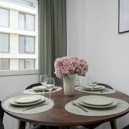 Large In Center On The Market With 3 Bedrooms And Balcony By Renters Lägenhet *