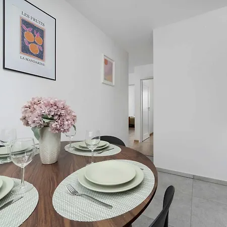 Large In Center On The Market With 3 Bedrooms And Balcony By Renters Lägenhet Wrocław