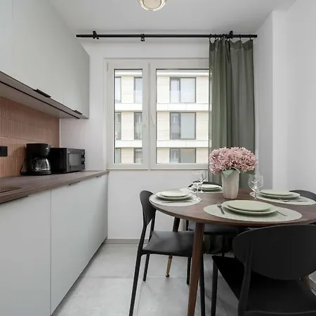 Large In Center On The Market With 3 Bedrooms And Balcony By Renters * Wrocław