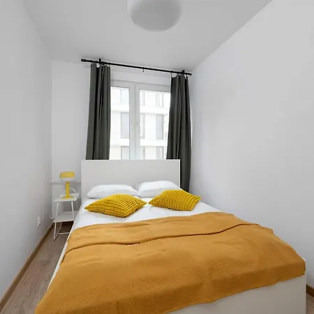 Lägenhet Large In Center On The Market With 3 Bedrooms And Balcony By Renters *