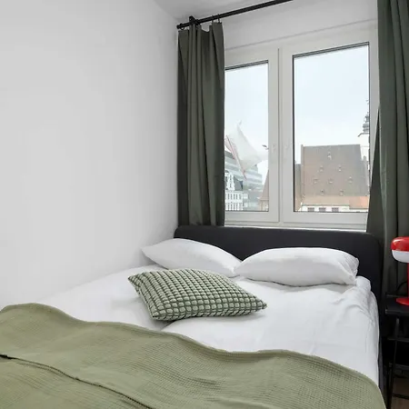 Large In Center On The Market With 3 Bedrooms And Balcony By Renters Lägenhet Wrocław