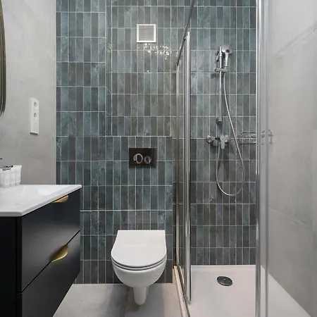Large In Center On The Market With 3 Bedrooms And Balcony By Renters * Wrocław