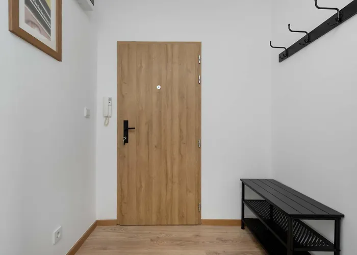 Large In Center On The Market With 3 Bedrooms And Balcony By Renters 아파트