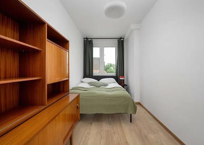 Large In Center On The Market With 3 Bedrooms And Balcony By Renters 아파트