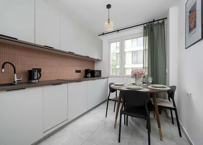 Large In Center On The Market With 3 Bedrooms And Balcony By Renters 아파트 *