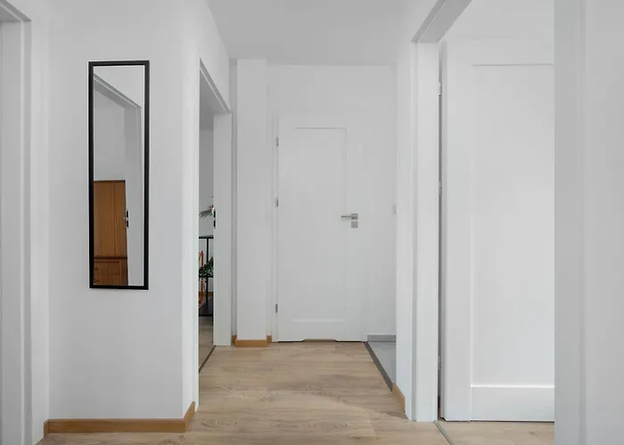 Large In Center On The Market With 3 Bedrooms And Balcony By Renters 아파트