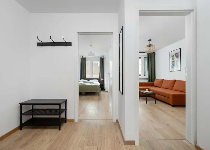 Large In Center On The Market With 3 Bedrooms And Balcony By Renters 아파트 *