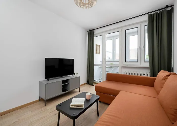 Large In Center On The Market With 3 Bedrooms And Balcony By Renters *