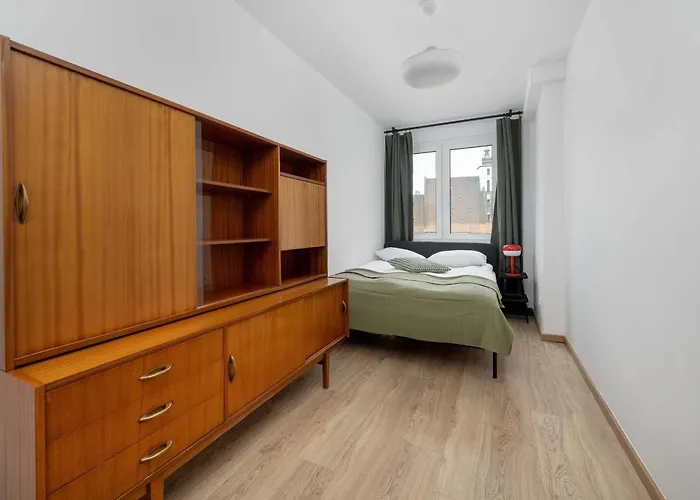 Large In Center On The Market With 3 Bedrooms And Balcony By Renters 아파트