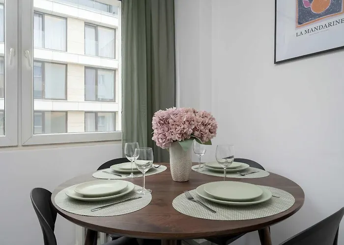 Large In Center On The Market With 3 Bedrooms And Balcony By Renters 아파트 *