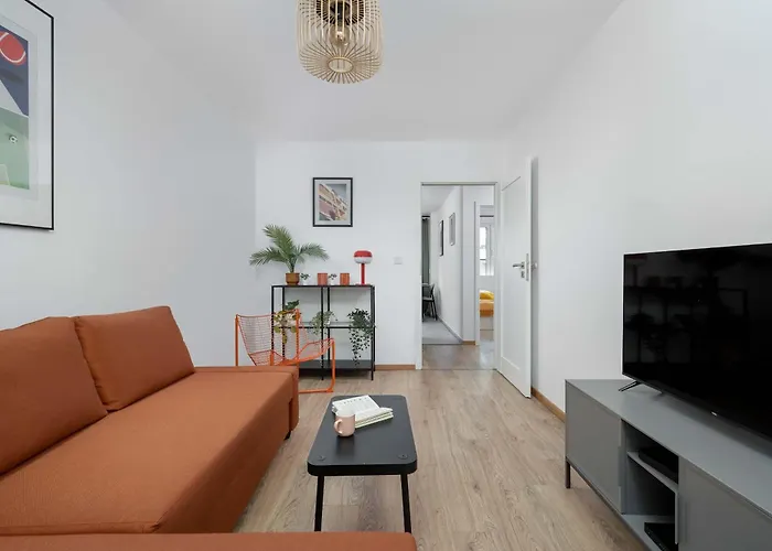 Large In Center On The Market With 3 Bedrooms And Balcony By Renters *