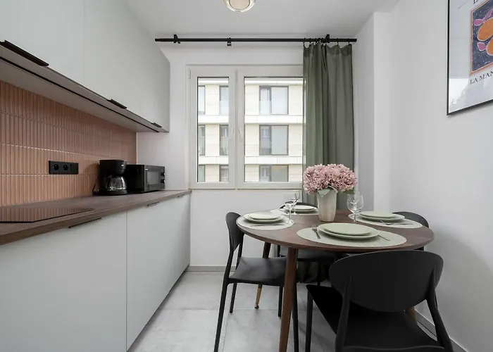 Large In Center On The Market With 3 Bedrooms And Balcony By Renters * 브로츠와프