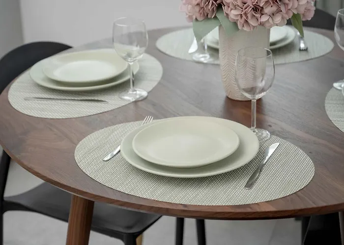 Large In Center On The Market With 3 Bedrooms And Balcony By Renters 아파트