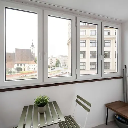 Large In Center On The Market With 3 Bedrooms And Balcony By Renters Wrocław