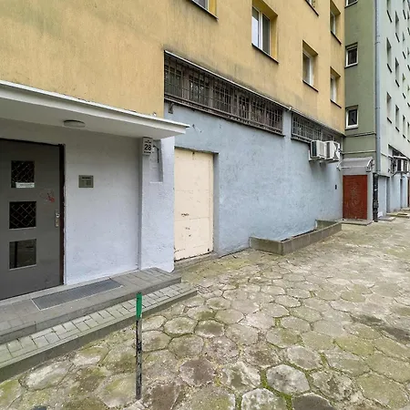 Large In Center On The Market With 3 Bedrooms And Balcony By Renters Wrocław