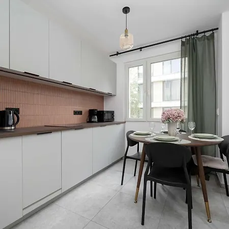 Large In Center On The Market With 3 Bedrooms And Balcony By Renters Lejlighed *