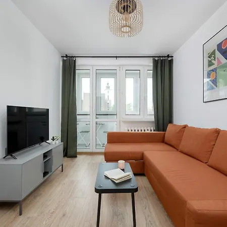 Large In Center On The Market With 3 Bedrooms And Balcony By Renters *