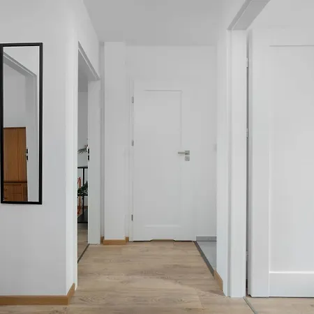 Large In Center On The Market With 3 Bedrooms And Balcony By Renters Lejlighed